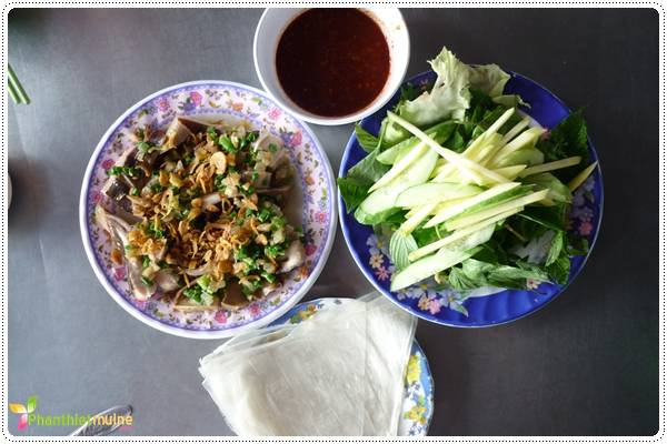 Cá lồi xối mỡ cuốn bánh tráng được bán ở rất nhiều quán nhậu trên đường Phạm Văn Đồng - Phan Thiết (bờ kè sông Cà Ty). Cá lồi xối mỡ cuốn bánh tráng được bán ở rất nhiều quán nhậu trên đường Phạm Văn Đồng - Phan Thiết (bờ kè sông Cà Ty).